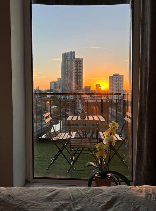Apartament Cozy Flat With Balcony Londyn Zewnętrze zdjęcie